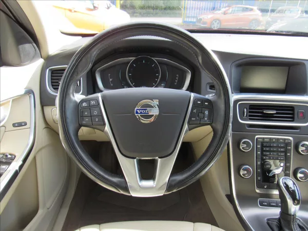 Volvo V60 2,4 D6 AWD Plug-in Hybrid - foto 12