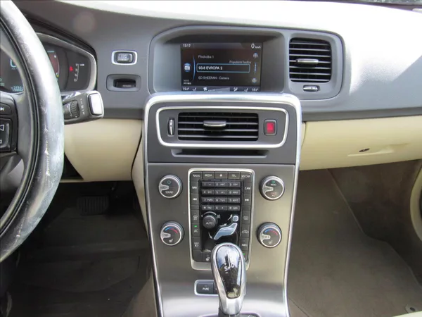 Volvo V60 2,4 D6 AWD Plug-in Hybrid - foto 15
