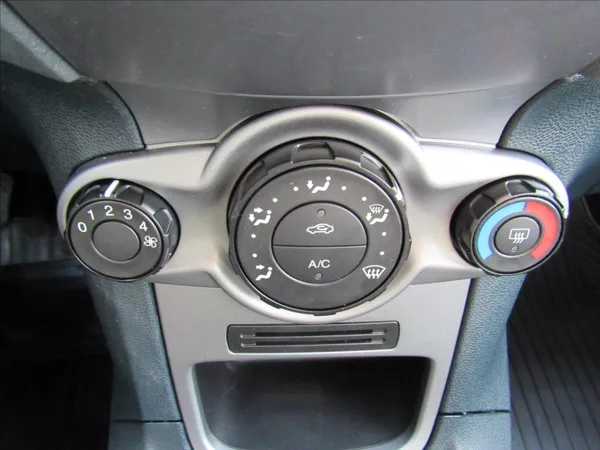 Ford Fiesta 1,3 i 60kW - foto 18