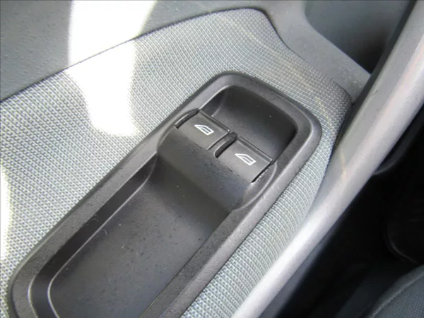 Ford Fiesta 1,3 i 60kW - foto 24