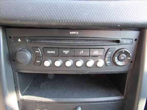 Peugeot 207 1,4 i 70kW - foto 16