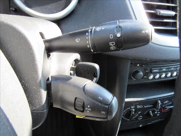 Peugeot 207 1,4 i 70kW - foto 18
