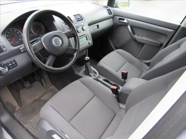 Volkswagen Touran 1,6 MPi 75kW - foto 9