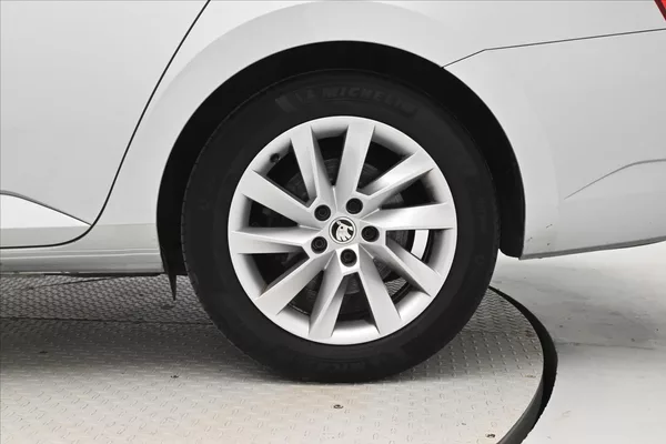 Škoda Superb 2,0 TDI 110 kW DSG Style Záruk - foto 33