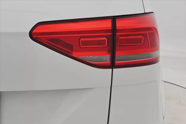 Volkswagen Touran 2,0 TDI 110 KW TAŽNÉ LED Záruk - foto 30