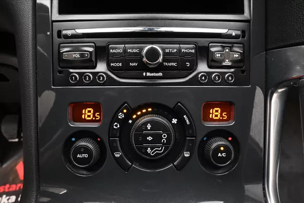 Peugeot 3008 1,6 HDI 84 kW Manuál - foto 21