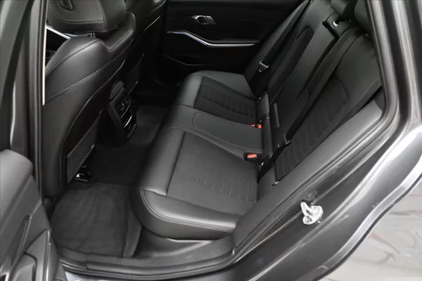 BMW Řada 3 2,0 320d 140 kW STEPTRONIC Zár - foto 14