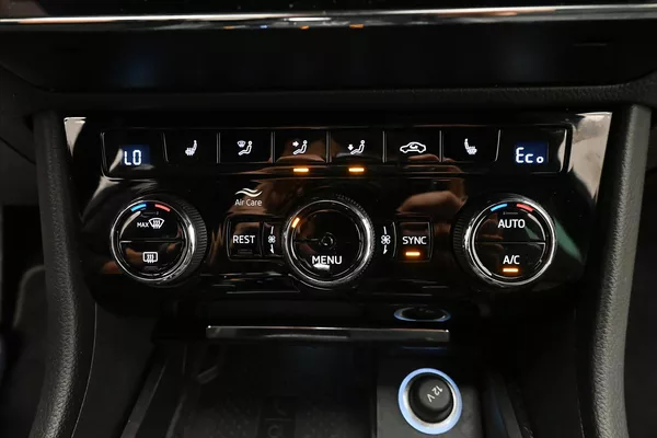 Škoda Superb 1,4 iV TSI 115kW DSG Sportline - foto 17