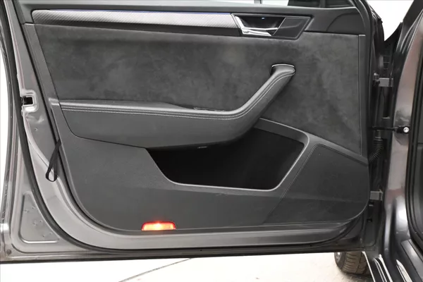 Škoda Superb 1,4 iV TSI 115kW DSG Sportline - foto 20