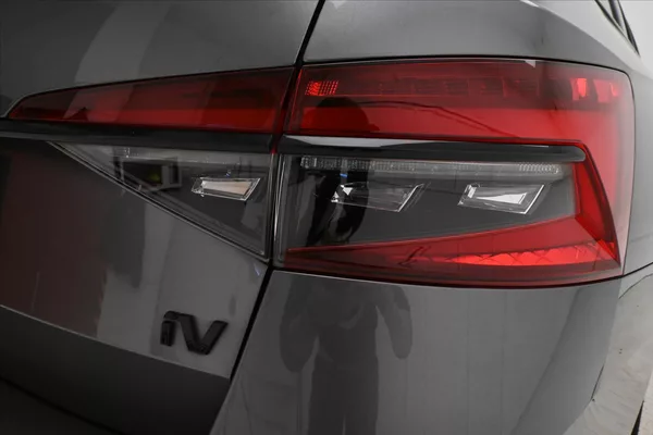 Škoda Superb 1,4 iV TSI 115kW DSG Sportline - foto 25