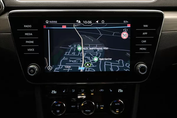 Škoda Superb 2,0 TDI 110 kW DSG Style Záruk - foto 20