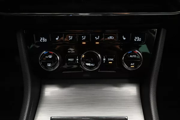 Škoda Superb 2,0 TDI 110 kW DSG Style Záruk - foto 21