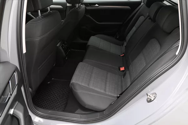 Volkswagen Passat 2,0 TDI 110 kW DSG Business Zá - foto 14