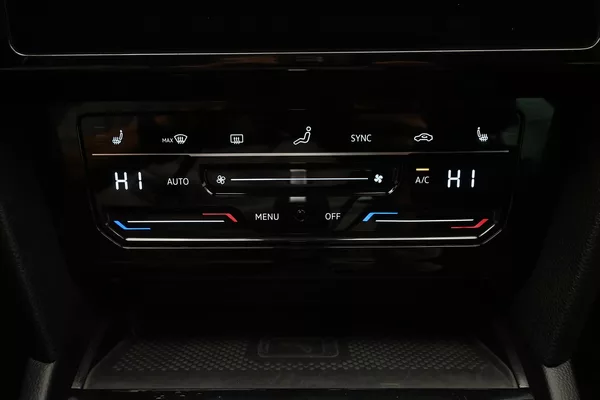 Volkswagen Passat 2,0 TDI 110 kW DSG ELEGANCE Zá - foto 21