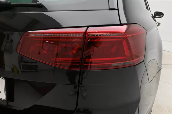 Volkswagen Passat 2,0 TDI 110 kW DSG ELEGANCE Zá - foto 31