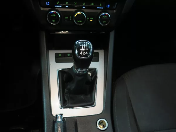 Škoda Octavia 2.0 TDI,4x4,klima,výhřev,servi - foto 8