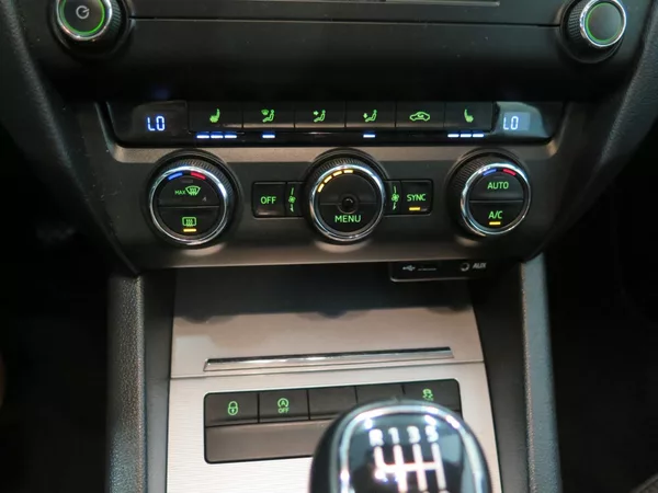 Škoda Octavia 2.0 TDI,4x4,klima,výhřev,servi - foto 9