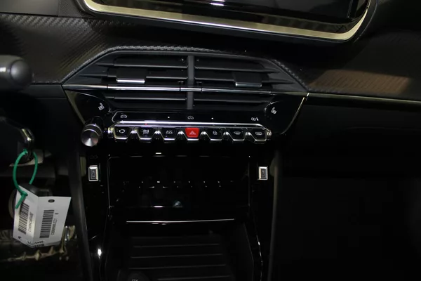 Peugeot 2008 2008 ALLURE Hybrid 145 e-DCS6 - foto 11