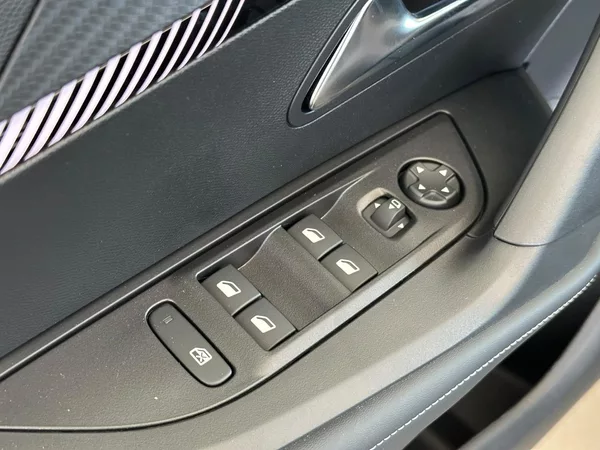 Peugeot 2008 ALLURE Hybrid 145 e-DCS6 - foto 10