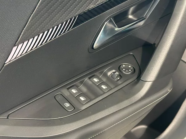 Peugeot 2008 ALLURE Hybrid 145 e-DCS6 - foto 11