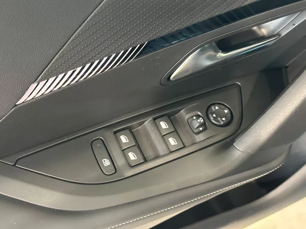 Peugeot 2008 ALLURE Elektromotor 115 kW - foto 12