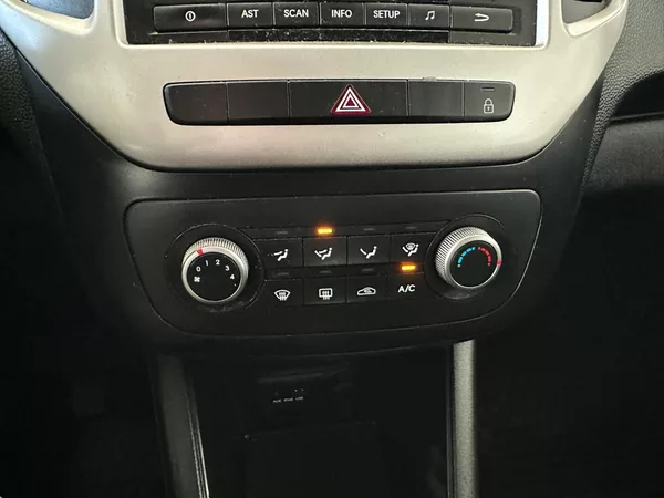 Kia Venga 1,4i 66kW, 1.majitel - foto 13