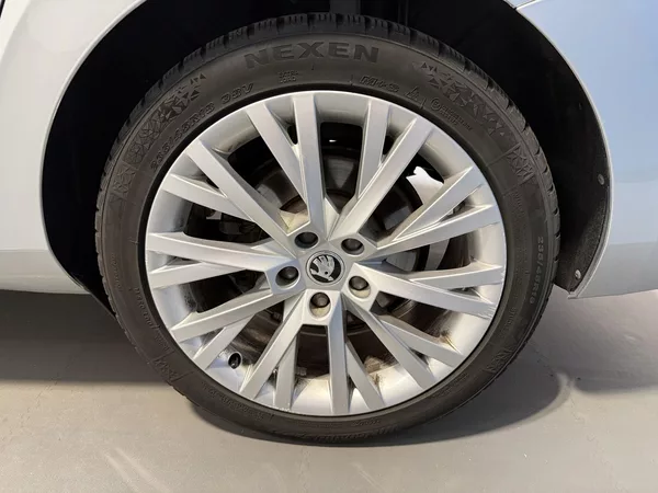 Škoda Superb 2.0 TDI 110kW Style Combi DSG - foto 15