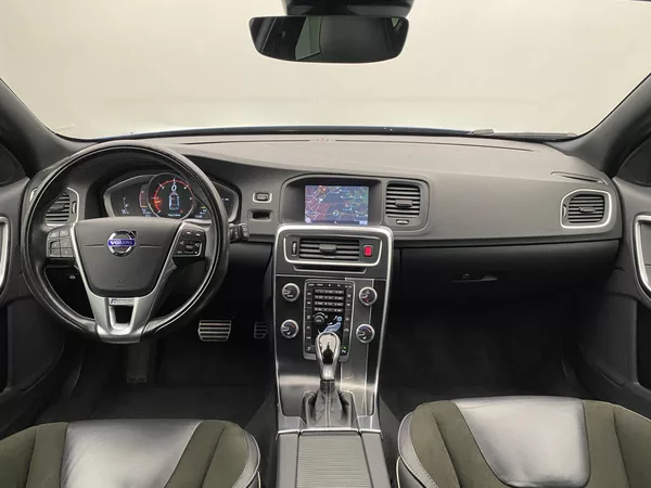 Volvo V60 D4 AWD R-DESIGN AUT - foto 2