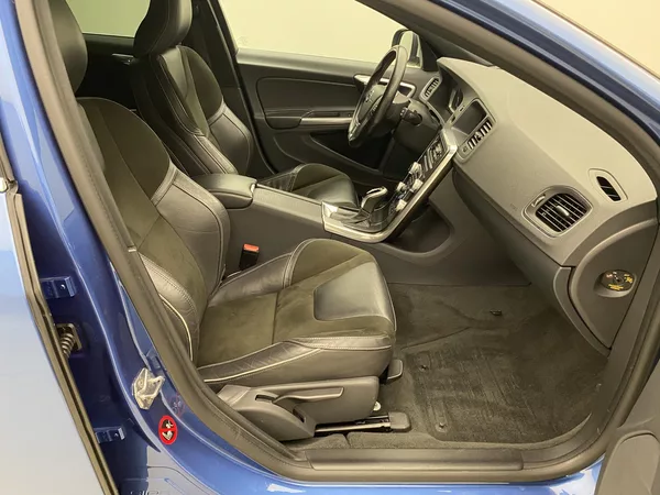 Volvo V60 D4 AWD R-DESIGN AUT - foto 23