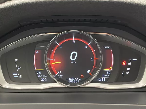 Volvo V60 D4 AWD R-DESIGN AUT - foto 24