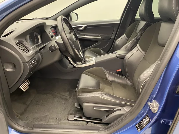 Volvo V60 D4 AWD R-DESIGN AUT - foto 3