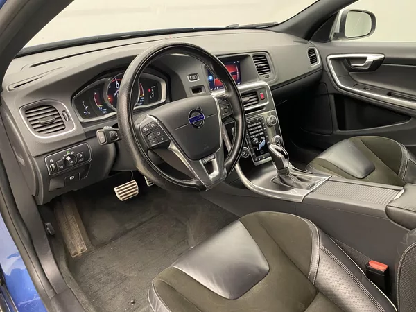 Volvo V60 D4 AWD R-DESIGN AUT - foto 4