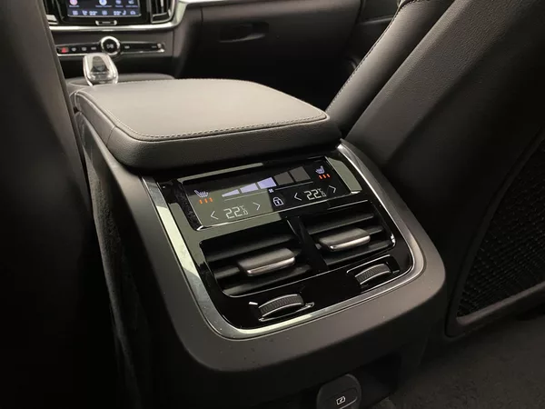 Volvo S90 B5 AWD BLACK ULTIMATE AUT CZ - foto 34