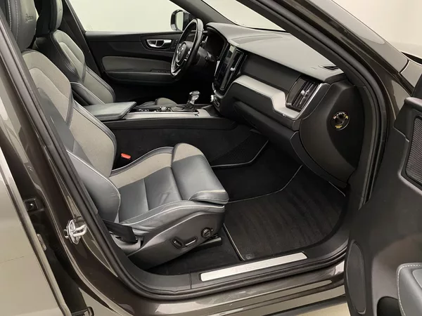 Volvo XC60 T5 AWD R-DESIGN AUT CZ - foto 23