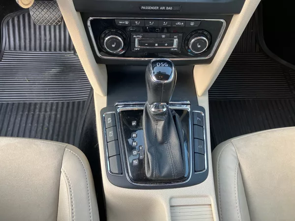 Škoda Superb 2.0TDI 125kW DSG ELEGANCE + - foto 30