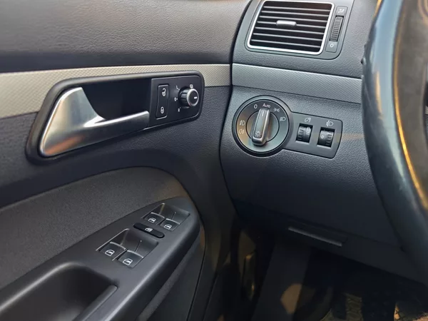 Volkswagen Touran 2.0 TDi Life 7 Míst Panorama - foto 22
