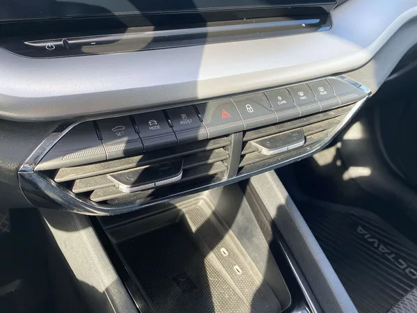 Škoda Octavia Combi 2.0 TDI DSG Style - foto 19