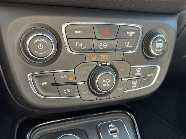 Jeep Compass 1.4 MultiAir 4x4 Automat - foto 24