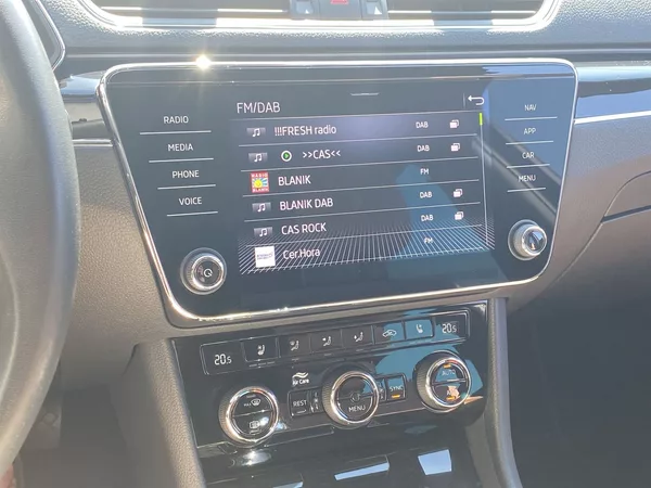Škoda Superb Combi 2.0 TDI DSG L&K - foto 13