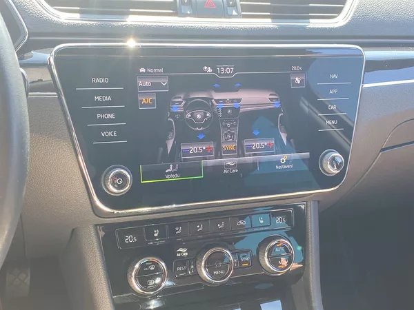 Škoda Superb Combi 2.0 TDI DSG L&K - foto 17