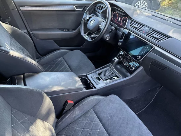 Škoda Superb Combi 2.0 TDI DSG Sportline - foto 10