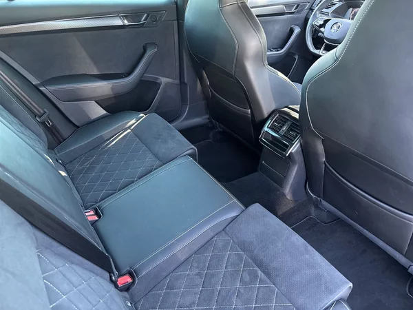 Škoda Superb Combi 2.0 TDI DSG Sportline - foto 11