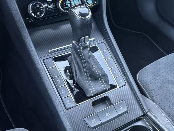 Škoda Superb Combi 2.0 TDI DSG Sportline - foto 16