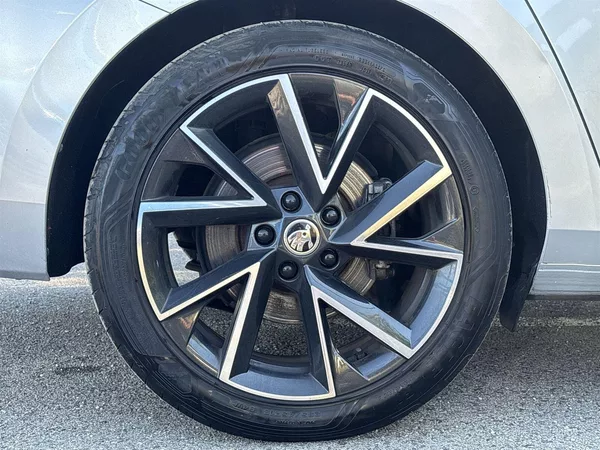 Škoda Superb Combi 2.0 TDI DSG Sportline - foto 32