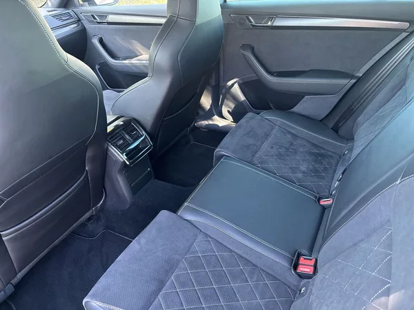 Škoda Superb Combi 2.0 TDI DSG Sportline - foto 9