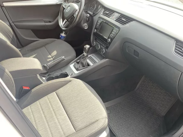 Škoda Octavia Combi 2.0 TDI Style - foto 10