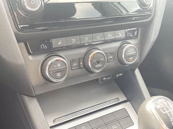 Škoda Octavia Combi 2.0 TDI Style - foto 16