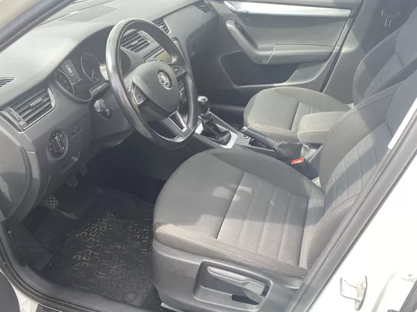 Škoda Octavia Combi 2.0 TDI Style - foto 8