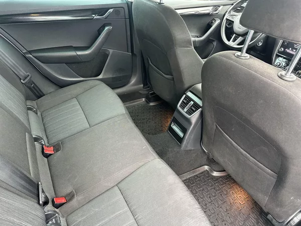 Škoda Octavia Combi 2.0 TDI DSG Style - foto 10
