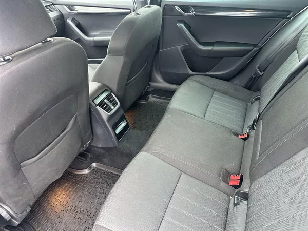 Škoda Octavia Combi 2.0 TDI DSG Style - foto 8